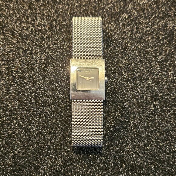 Vintage Tissot Ladies Stainless Steel Watch L610K with Quartz Swiss Movement